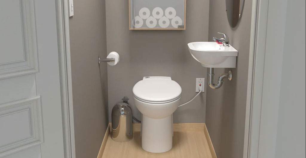 Gros plan sur un tuyau d'évacuation PVC blanc de petit diamètre avec raccord installé le long d'un mur moderne